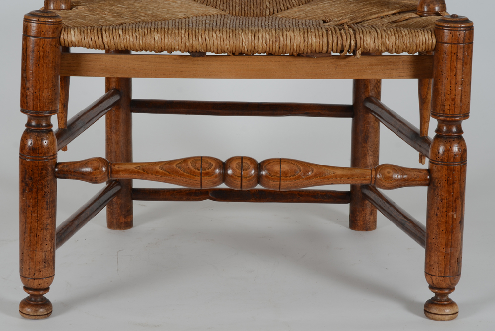 A High back arm chair, turned wood (elm?), Belgian folk art from around 1850 — Detail front legs