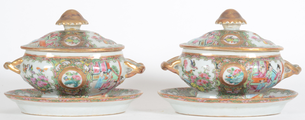 Two oval Canton famille rose tureens on saucers — Une paire de compotiers ovales en porcelaine de Chine, Canton, XIXième siècle, famille rose&nbsp;