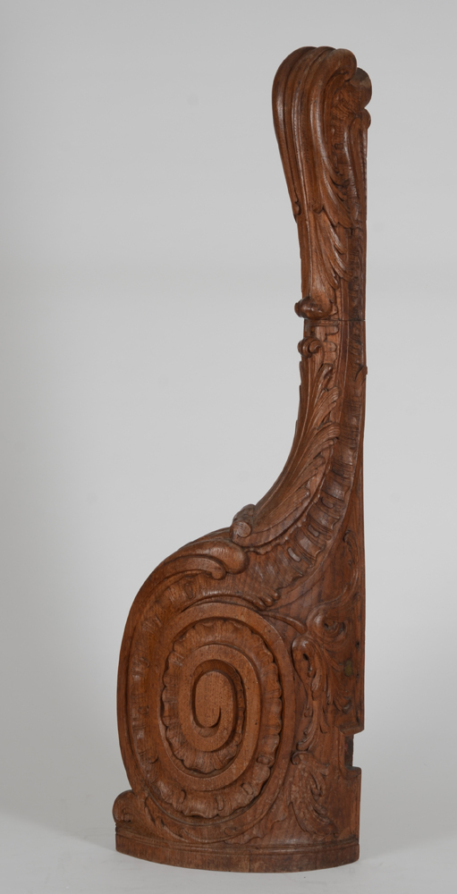 An 18th century hand carved oak staircase newel post — Départ d'escalier d'époqie L XV en chêne sculpté