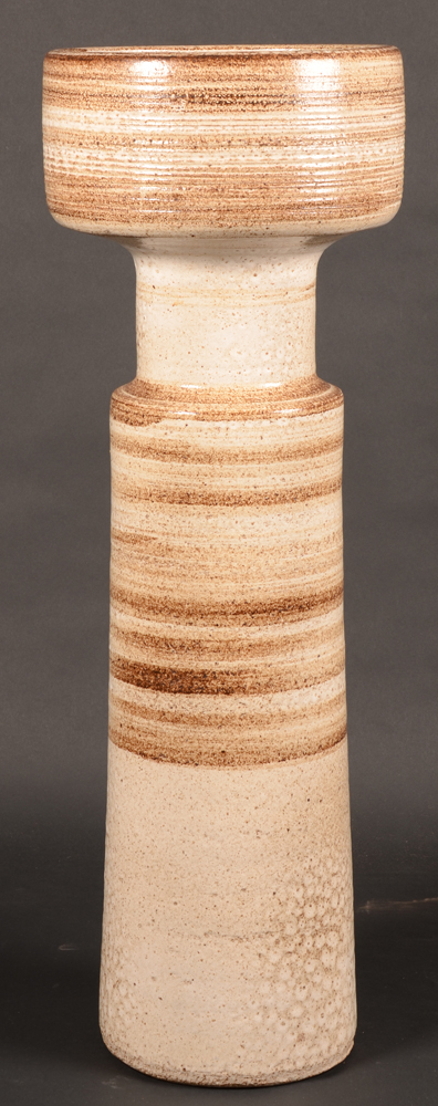 Zaalberg — Een monumentale hand gedraaide vaas, jaren '70, hoogte 77 cm.