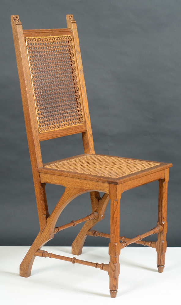Matthias Zens — Serie de six chaises en chene, en style neogothique, proche des idees de Viollet-le-Duc.