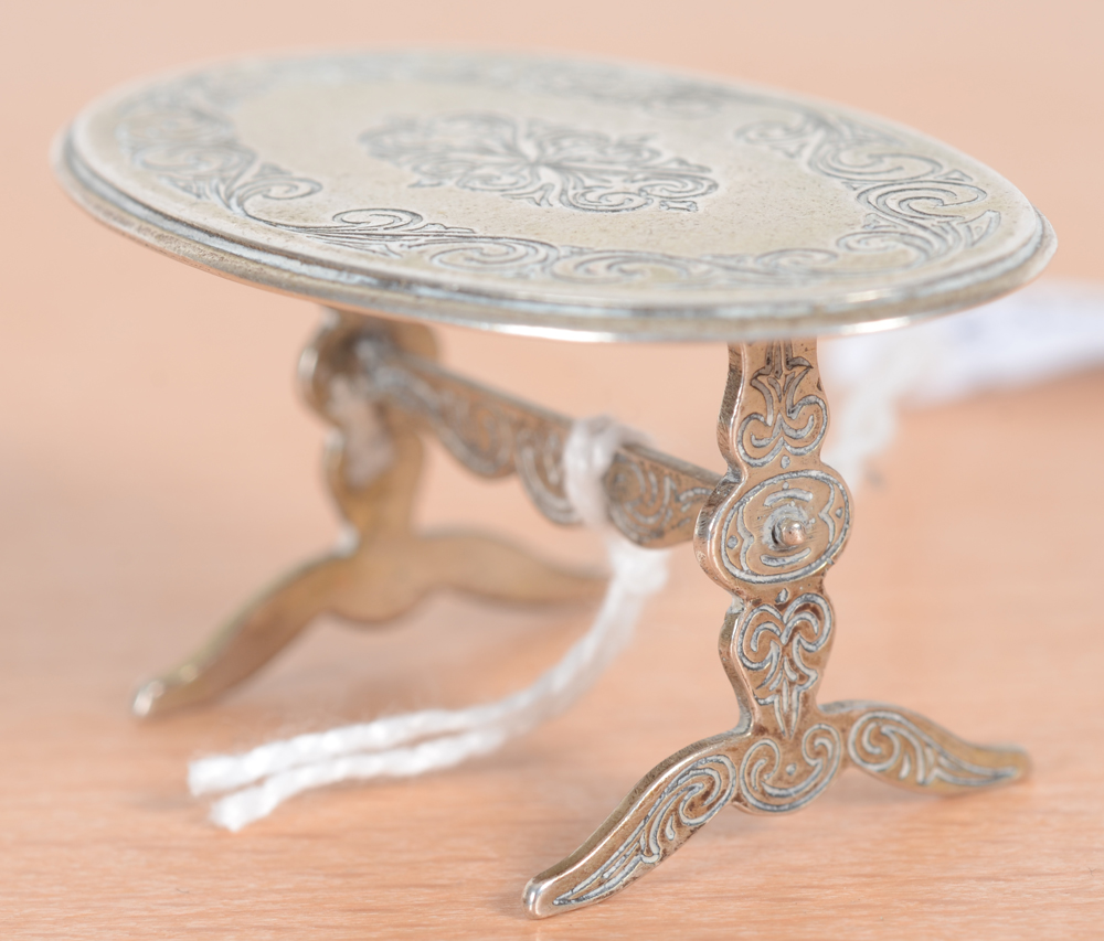 Dutch miniature silver oval table — Detail of the engraved feet