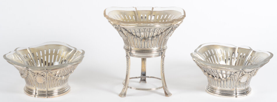 Wolfers Frères silver and crystal L XVI style milieu de table in three parts, 1913