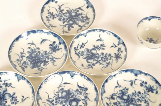 set of 6 18th century Worcester porcelain tea bowls and saucers