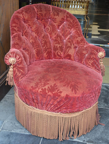 A dramatic red "tassel" Napoleon III crapaud