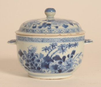 Chinese porcelain blue and white sugar bowl with cover