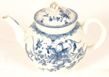 18th Century Worcester porcelain teapot